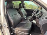 運転席まわりには十分なスペースがあり、大柄な方でもゆったり運転していただける環境です。