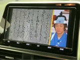 テレビ機能を備えており、停車中の待ち時間などに映像を視聴できます。画面には番組が表示され、音声とあわせて楽しめる仕様です。休憩時の過ごし方に幅を持たせてくれる装備です。