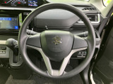 握りやすい円形のステアリングに各種スイッチを備え、運転姿勢を保ちながら手元で操作できます。メーターや前方を確認しつつ使いやすく、日常の運転をサポートする装備です。