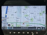 周辺の道路や施設を画面上で確認でき、現在地を把握しながら目的地までのルートを探せます。地図情報が見やすく、初めて訪れる場所への移動にも役立つ便利な装備です。