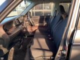 前席まわりは視界が広く、運転席から周囲を確認しやすい開放的な空間です。シートは落ち着いた色合いで、足元もすっきりとまとまり、日常の移動に使いやすい室内です。
