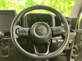 手元で扱えるスイッチを左右に配置し、運転中も視線を大きく移さずに操作しやすい構成です。必要な情報や機能に手を伸ばしやすく、毎日の移動を便利にサポートしてくれます。