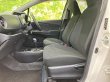 前席には運転席と助手席が並び、座面や背もたれの形状が身体を受け止めます。窓からの視界も確保され、乗り降りの際に車内の広さやシート配置を確認できます。