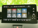 ナビや電話、FMなどの機能を画面から選べ、アプリ一覧もひと目で確認できます。よく使う項目へアクセスしやすく、毎日の移動を快適にサポートする装備です。