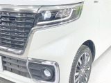 【LEDヘッドライト】悪天候や夜間走行時も良好な視界を確保し安心して運転できる高輝度LEDヘッドライトを装備!点灯速度が早く、消費電力も抑えられています。
