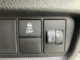 運転席まわりには、スイッチとダイヤルが並び、それぞれの表示を見ながら確認できます。必要な装備を手元で扱いやすい配置で、機能の種類も把握しやすく、運転中の確認にも配慮されています。