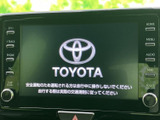 画面を中心にボタンとダイヤルが配置され、目的の項目を選びやすい構成です。ホームやメニュー、オーディオ、地図などを切り替えられ、運転中は操作を控える案内も表示されています。