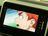 停車中にテレビ番組や映像を楽しめる画面を備えています。目的地での待ち時間などに活用でき、画面上の表示も確認しやすいので、車内で過ごす時間の選択肢が広がります。