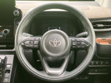 手元に各種スイッチがまとまり、運転姿勢を保ちながら必要な項目を確認しやすい配置です。握りやすい形状で、毎日の運転時にも自然に扱えるステアリングです。