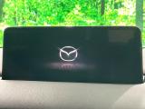 【10.25インチマツダコネクト】車内の雰囲気にマッチした大型ディスプレイ。スマホ接続でのナビ使用やBluetooth再生等、様々な機能が楽しめます。直感的なダイヤル操作が可能で、使い勝手も良好です。