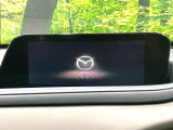 【10.25インチマツダコネクト】車内の雰囲気にマッチした大型ディスプレイ。スマホ接続でのナビ使用やBluetooth再生等、様々な機能が楽しめます。直感的なダイヤル操作が可能で、使い勝手も良好です。