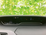 運転席前方に情報がまとまり、必要な表示を視線移動を抑えて確認しやすいレイアウトです。数字や各種表示が見やすく、運転中に車両の状況を把握する際にも便利です。