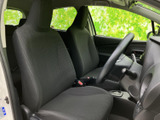 前席は背もたれと座面にゆとりがあり、運転席・助手席とも落ち着いて座れる空間です。窓からの視界も確保され、乗車中も周囲の様子を感じやすい造りです。