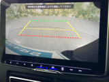 後方の様子を画面で確認しながら駐車を進められ、目安となるガイド線も表示されます。周囲を目視で確かめながら、車庫入れや切り返しをサポートします。