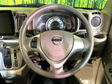 インテリアに合わせたデザインのステアリングは、運転される方のことも考え、運転しやすい形状、大きさです。是非一度、実際に触ってお確かめください。