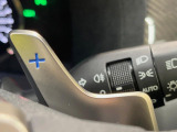 【パドルシフト】ハンドルから手を離さずに素早くシフトアップ&ダウンができるので、エンジンブレーキを使う下り坂や高速道路の合流で加速したい場面で役立ちます。
