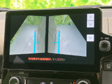 後方の映像を左右に分けて表示し、車両周辺の状況を確認しやすい画面です。ガイド表示も備わり、駐車時や後退時の安全確認をサポートする便利な装備です。
