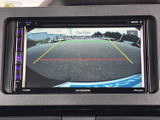 後方の映像と進行目安のラインを画面で確認でき、駐車時の周囲確認をサポートします。車庫入れや狭い場所での取り回しなど、後方を確かめたい日常の場面で役立つ装備です。