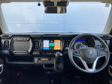 運転席まわりは各計器や画面が視線の先にまとまり、前方を確認しながら情報を見渡しやすい配置です。フロントウインドウも広く、落ち着いて運転に向き合える視界です。