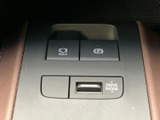 停車時に使う機能や走行モードを選べるスイッチを集約し、必要な操作を確認しやすい配置です。日々の運転シーンに合わせて使い分けられ、便利にお使いいただけます。