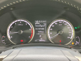 速度計や回転計に加え、中央の表示部で車両情報を確認できる見やすいメーター構成です。必要な情報を運転席から把握しやすく、日常の運転を支える装備として活用いただけます。