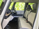 前席からは大きな窓越しに周囲を見渡せ、運転席と助手席の間にもゆとりを感じる配置です。明るい座面が車内をすっきり見せ、毎日の乗り降りも快適に行えます。