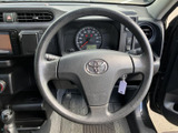 握りやすい形状で、運転中も手元を落ち着かせやすいステアリングです。正面にはホーンを備え、前方を見ながら運転に集中しやすいシンプルな配置となっています。