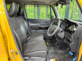 運転席まわりには十分なスペースがあり、大柄な方でもゆったり運転していただける環境です。