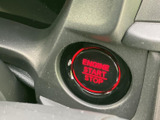 エンジンの始動・停止に使うボタンが、運転席から確認しやすい位置に設置されています。文字表示と点灯でボタンの場所を把握しやすく、乗車時の操作をスムーズに行える便利な装備です。