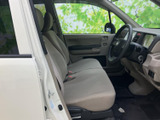 明るい色調のシートと広めの窓で、開放感のある運転席まわりです。座面はゆったりとした印象で、前方や左右の視界も確保しやすい空間になっています。