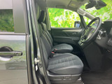 運転席と助手席は、落ち着いた色合いのシートでまとまり、座面と背もたれの形状も確認できます。乗り降りしやすい開口部で、毎日の利用にも便利です。