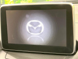 【マツダコネクトナビ】車内の雰囲気にマッチした一体型タイプのナビ。各種車輌設定やBluetooth再生等、様々な機能が楽しめます。直感的なダイヤル操作が可能で、使い勝手も良好です。