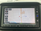 道路や現在地を画面で確認でき、周辺の位置関係を把握しやすい表示です。縮尺や案内項目も見やすく、目的地を探す際や慣れない道を走る日にも頼りになります。