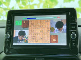 テレビ番組を画面で視聴できる装備です。停車中の休憩時間にも映像を楽しめるため、待ち時間を過ごす際に便利。見たい番組を選んで、車内でのひとときをお過ごしいただけます。
