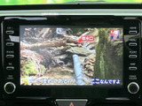 画面には映像と字幕が表示され、停車中のひとときに楽しめます。周囲に並ぶボタンから画面切り替えなどの操作を選べるため、使いたい機能へアクセスしやすい構成です。