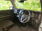 運転席まわりは各表示が見渡しやすく、前方の視界も広々としています。シートは落ち着いた色合いで、足元にもゆとりを感じられるため、毎日の移動を快適に過ごせます。