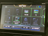 音楽ソースの選択画面には、ラジオやテレビ、Bluetooth Audioなどの項目が並びます。普段使う音源に合わせて選びやすく、画面上で選択肢を見比べながら、移動中の車内で音楽を楽しむ際にも便利です。