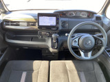 ダッシュボード中央に画面が配置され、運転席からも助手席からも視線を向けやすいレイアウトです。周辺に計器類や空調操作部がまとまり、毎日の移動で使いやすい配置です。