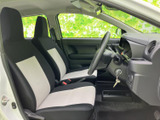 前席は明るい色を取り入れたシートで、車内をすっきりとした印象にまとめています。窓からの視界も確保され、運転席と助手席それぞれで落ち着いて過ごせる空間です。