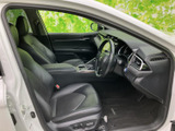 前席まわりは視界が開け、運転席から計器類や前方を確認しやすい配置です。シートや足元にもゆとりを感じられ、助手席の方にも落ち着いてお過ごしいただける空間です。