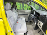 運転席まわりには十分なスペースがあり、大柄な方でもゆったり運転していただける環境です。