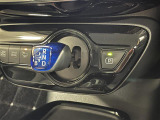 【シフトレバー】近年のハイブリッド車特有のスマートなシフトレバー。身近に触れるポイントですが、先進的で近未来のような印象を受けますね。
