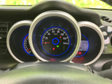 速度や各種表示を運転席から確認しやすいレイアウトで、必要な情報をひと目で把握しやすいメーター廻りです。表示部がまとまり、日々の運転時にも視線を大きく動かさず確認できます。
