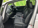前席まわりは運転席から助手席まで見渡しやすく、乗員それぞれが落ち着いて座れる空間です。シートや足元もすっきりまとまり、日々の移動を快適にサポートします。