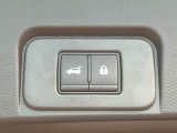 【パワーバックドア】スマートキーや運転席のボタンを押すだけでリアゲートが自動で開閉します!荷物を持っている時や、高い位置にあるバックドアを閉める際に便利な機能です♪