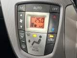 【オートエアコン】一度お好みの温度に設定すれば、車内の温度を検知し風量や温度を自動で調整。暑い&hellip;寒い&hellip;と何度もスイッチ操作をする必要はありません。快適な車内空間には必須の機能ですね♪