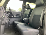 前席にはゆとりあるシートとひじ掛けが備わり、落ち着いて過ごせる運転空間です。大きな窓から周囲を見渡しやすく、足元もすっきりしているため、日々の移動を快適に支えてくれます。