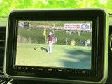 テレビ番組を画面いっぱいに表示でき、停車中の休憩時間にも映像を楽しめます。時刻表示も確認できるため、お出かけ先でひと息つく際に便利なモニターです。