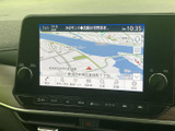 地図が画面いっぱいに表示され、周辺の道路や目印を確認しながら目的地へ向かえます。縮尺や設定の項目も見やすく、行き先を調べる際に便利です。
