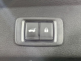 【パワーバックドア】スマートキーや運転席のボタンを押すだけでリアゲートが自動で開閉します!荷物を持っている時や、高い位置にあるバックドアを閉める際に便利な機能です♪